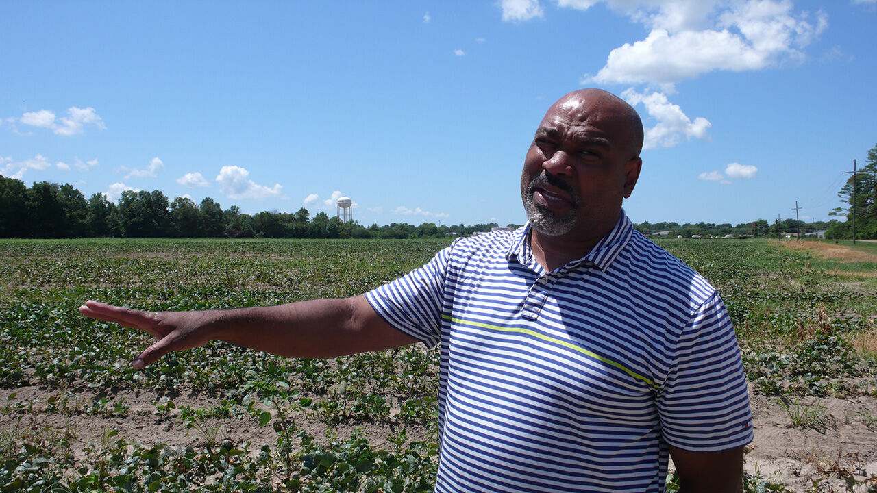 가뭄의 심각성을 설명하는 농부 데니스 바운즈 (사진= 마크스[미국 미시시피] 제공, 연합뉴스)