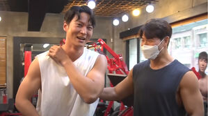 [SBS Star] VIDEO: Kim Jong-kook Becomes So Excited & Happy Upon Seeing Joo Won's Muscles