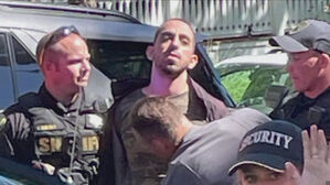 美 검찰 "살만 루슈디 공격은 계획범죄&hellip;10차례 찔려"