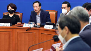 민주, '기소 시 당직정지' 당헌 유지&hellip;구제조항 수정해 절충