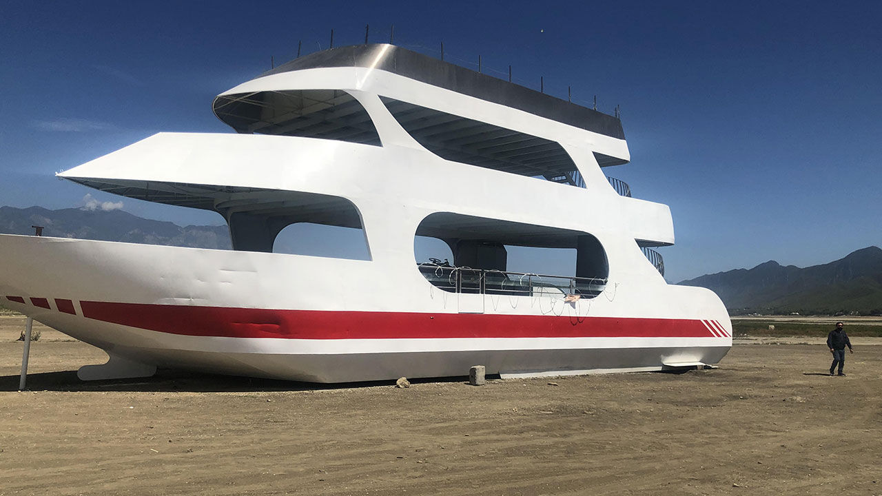 말라버린 저수지…흙바닥에 놓인 선박 (사진=연합뉴스)