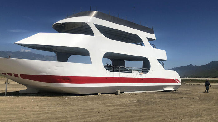 말라버린 저수지…흙바닥에 놓인 선박 (사진=연합뉴스)