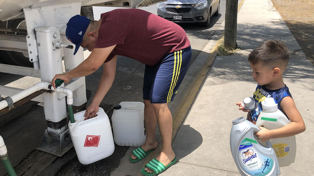 급수트럭에서 물 받는 멕시코 주민 (사진=연합뉴스)