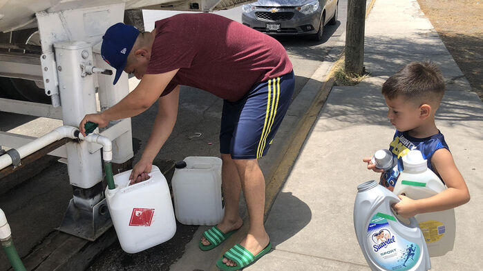 급수트럭에서 물 받는 멕시코 주민 (사진=연합뉴스)