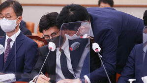 보고 받는 한동훈 법무부 장관(가운데) (사진= 국회사진기자단, 연합뉴스)