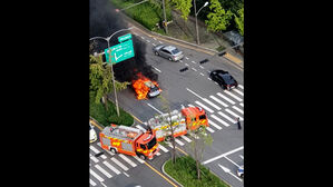 [영상] 송파구 도로서 불길 휩싸인 차량&hellip;"인명 피해 없어"