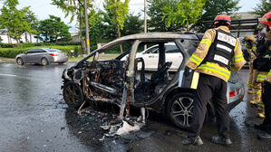 서울 송파구 도로서 차량 3대 추돌&hellip;전기차 전소