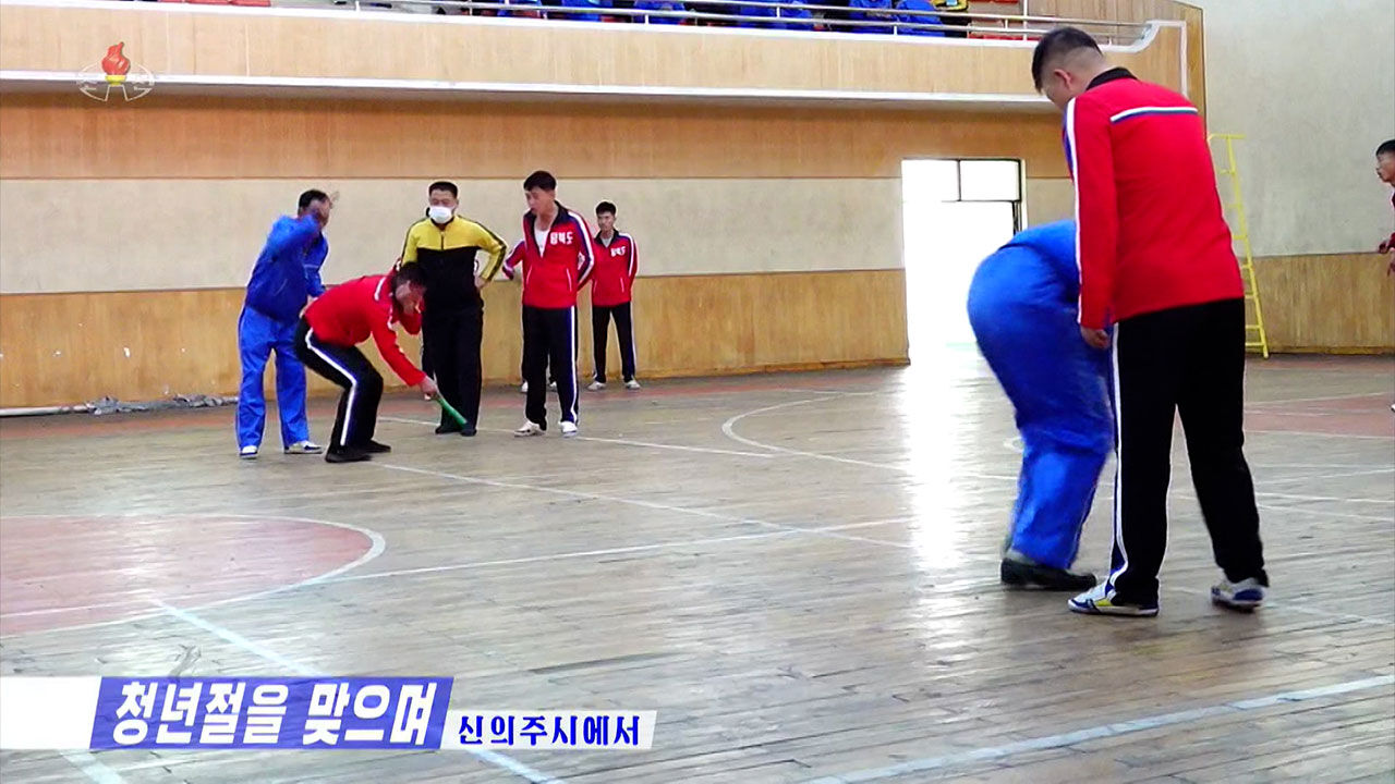 코끼리 코 도는 북한 청년들