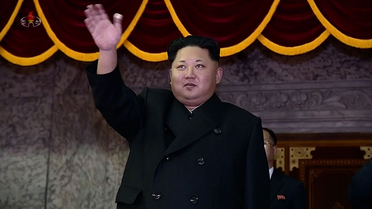 한 손들어 인사하는 김정은