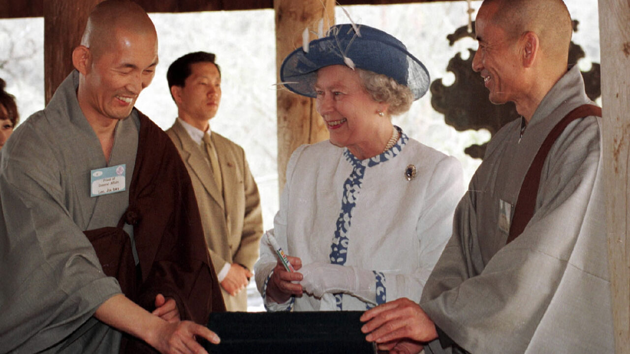 1999년 방한 당시 안동 봉정사 방문했던 엘리자베스 2세 여왕 (사진=연합뉴스)
