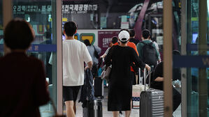 [포토] 추석 연휴 끝, 이젠 일상으로&hellip;귀경길 '북적북적'