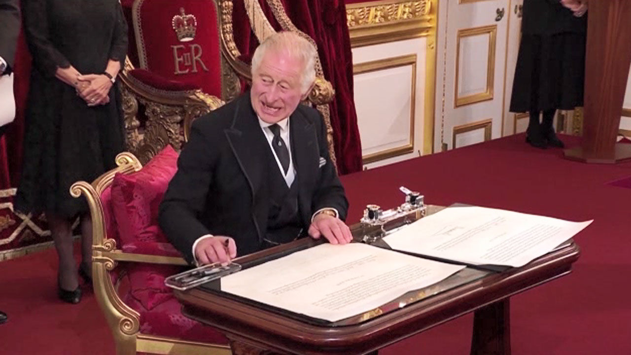 즉위식에서 짜증낸 찰스 3세