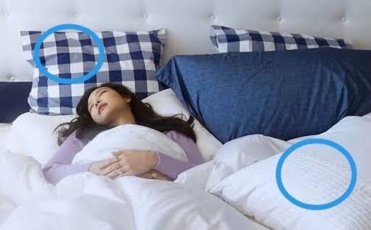 People Claim BTS V's New Photo Was Taken in JENNIE's Room