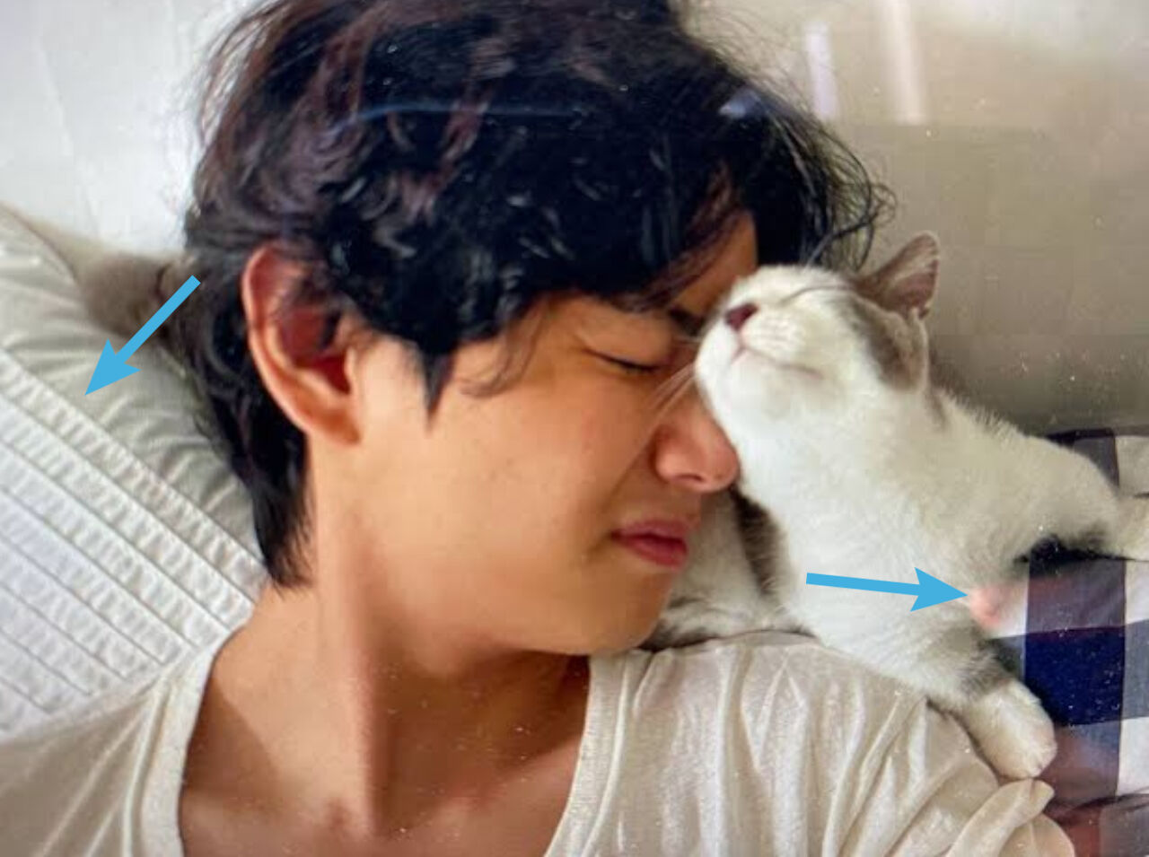 People Claim BTS V's New Photo Was Taken in JENNIE's Room