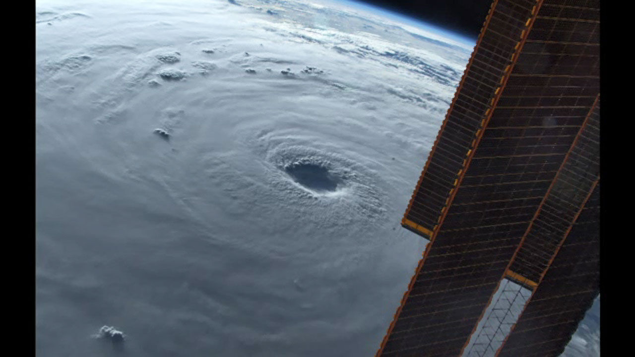 우주에서 촬영한 제14호 태풍 난마돌