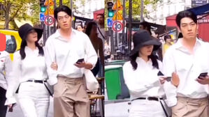 [SBS Star] '7-year Couple' Shin Mina ♥ Kim Woo Bin Walk Around in Paris with Arms Linked