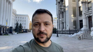 젤렌스키, 포화 속 야외 대국민 연설