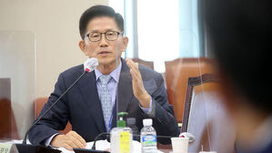 답변하는 김문수 경제사회노동위원장