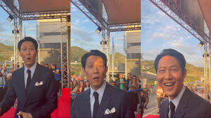 [SBS Star] VIDEO: Lee Jung Jae Gets Surprised as He Sees His Longtime Korean Fan in Spain