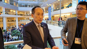 14일(현지시간) 추경호 경제부총리 겸 기획재정부 장관이 미국 워싱턴DC에 있는 국제통화기금(IMF) 청사에서 취재진과 대화하고 있다.