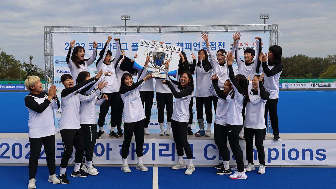 여자부 우승한 KT 선수단