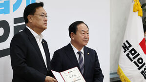 정진석 비대위원장, 한기호 북핵위기대응특별위원장에게 임명장