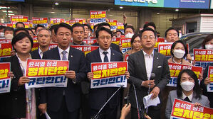 민주당사 압수수색 대치 끝에 일단 불발
