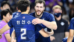 디펜딩 챔피언 대한항공, V리그 개막전서 KB손보 제압