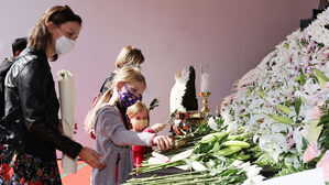 31일 오전 서울 중구 서울시청 광장에 마련된 이태원 사고 사망자 합동 분향소에서 외국인들이 조문하고 있다.