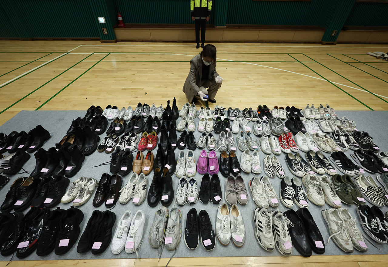 네 컷 사진엔 환한 얼굴…주인 기다리는 유실물