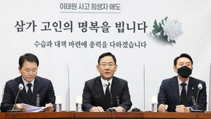 발언하는 주호영 원내대표(가운데)