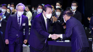 윤 대통령 "중견기업 특별법, 상시법 전환…패키지형 지원"