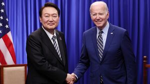 윤석열 대통령이 13일(현지시간) 캄보디아 프놈펜 한 호텔에서 열린 한미 정상회담에서 조 바이든 미국 대통령과 악수하고 있다.