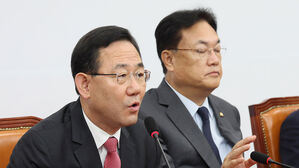 발언하는 주호영 원내대표(왼쪽)