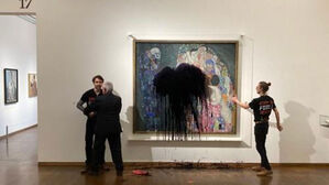 보호 유리에 검정색 액체가 뿌려진 구스타프 클림트의 작품 '죽음과 삶' (사진=AFP, 연합뉴스)