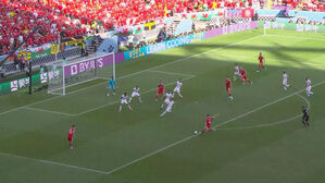 [영상] '손흥민 절친' 벤 데이비스, 골문을 위협하는 강력한 왼발! (웨일스 vs 이란)