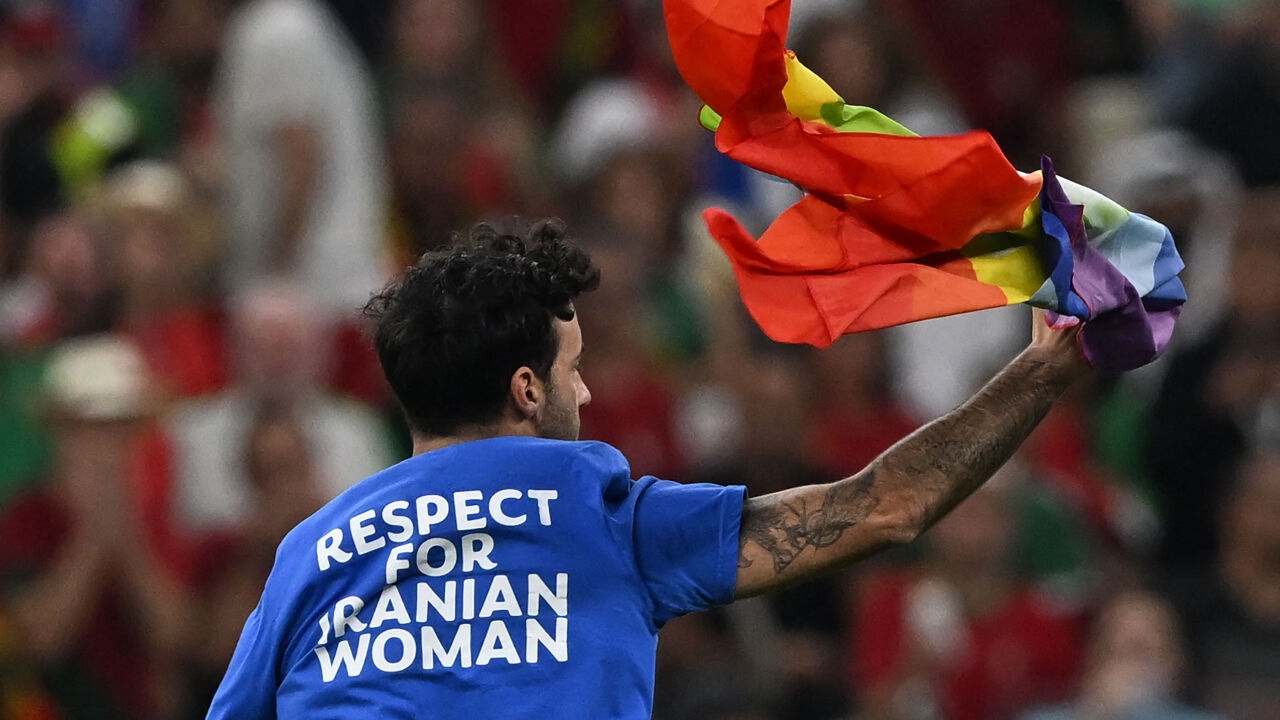 포르투갈과 우루과이의 2차전 경기에서 슈퍼맨 티셔츠를 입은 한 관중이 무지개색 깃발을 휘날리며 난입하는 소동이 벌어져 잠시 경기가 중단됐다. (사진=연합뉴스)