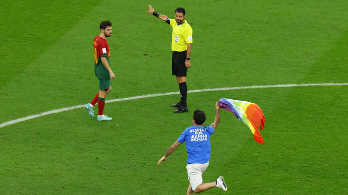 경기장 난입 관중에 심판이 경기 중단을 요구하는 모습 (사진=연합뉴스)