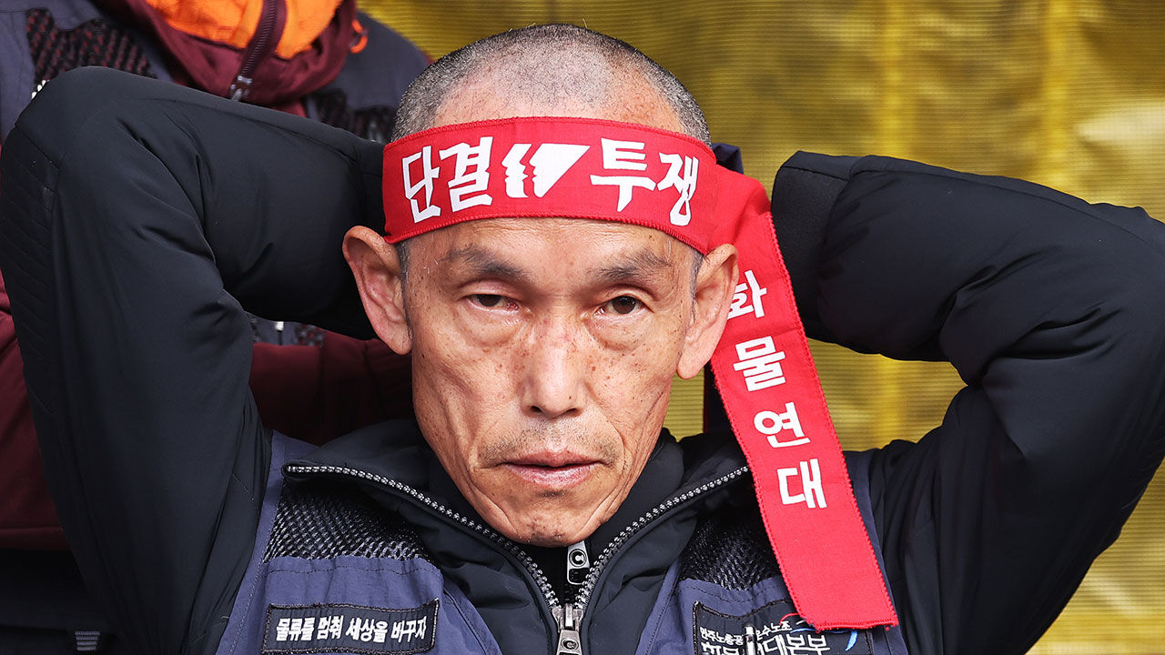 머리끈 동여매는 이봉주 화물연대 위원장 (사진=연합뉴스)