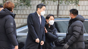 [포착] 이재용 회장에 달걀 '투척'…법정 앞 돌발 상황