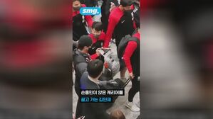 [월드컵 숏츠] 손흥민을 캐리(?) 하는 김민재&hellip;월드컵 대표팀 귀국 현장