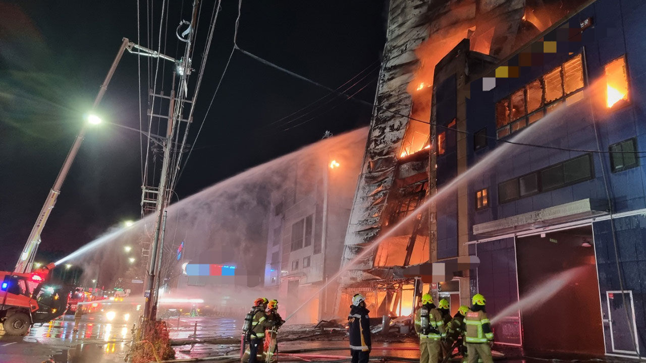 인천 석남동 인쇄공장 화재 확산…건물 10개 동 타