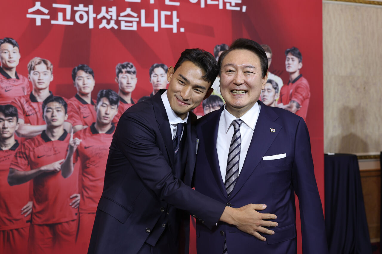 조유민 선수와 기념촬영하는 윤석열 대통령 [사진=연합뉴스]