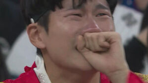 "저 원래 잘 안 웁니다"…자꾸 카메라에 잡히는 이 남자의 정체