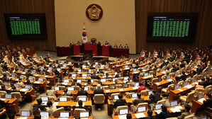 지난 8일 국회에서 열린 본회의에서 각종 법안이 통과되고 있다.