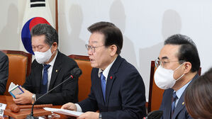 최고위원회의에서 발언하는 이재명 대표(가운데)
