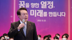 미래 과학자 격려하는 윤석열 대통령 (사진=대통령실통신사진기자단, 연합뉴스)