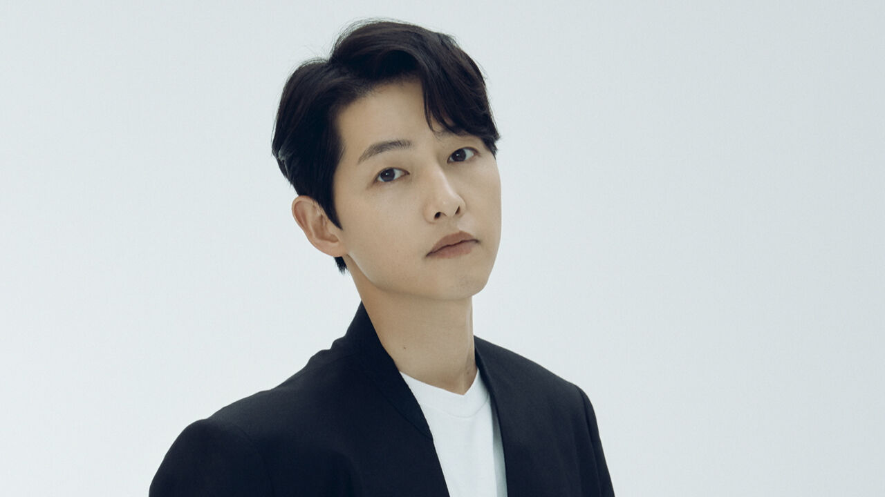 배우 송중기 "열애 중"…상대는 영국인 여성인 듯