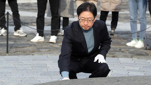 김경수 전 지사, 노무현 전 대통령 묘역 참배