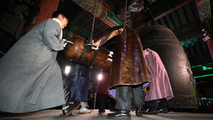 [포토] 3년 만에 울린 '제야의 종'…새해 기대하며 시민들 환호